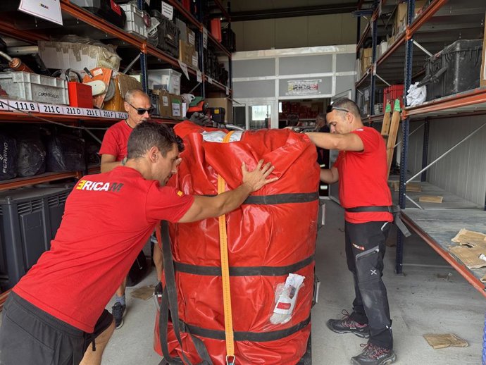 La Comunidad de Madrid ha activado este jueves el Equipo de Emergencia y Respuesta Inmediata (ERICAM) y ha movilizado a 40 profesionales del Cuerpo de Bomberos regional para colaborar en las labores de rescate tras el terremoto registrado este miércoles.