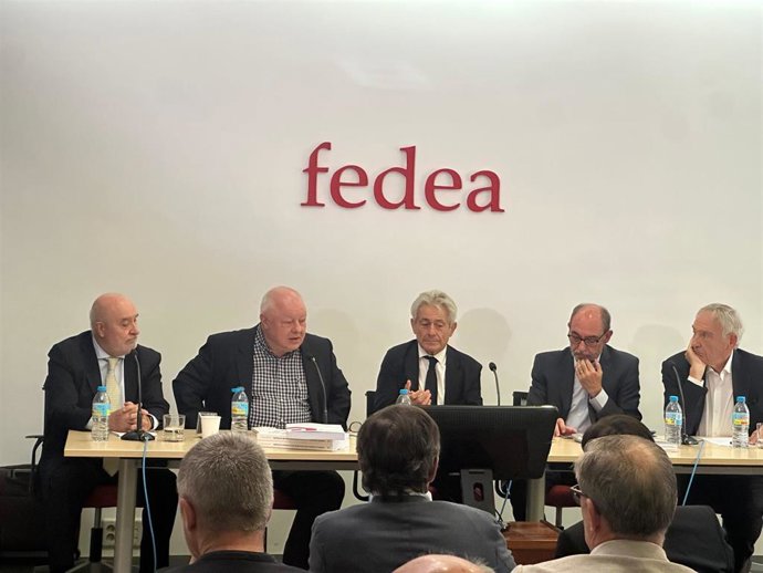 Julian Salcedo, Presidente del Foro de Economistas Inmobiliarios del Colegio de Economistas de  Madrid; Ángel de la Fuente, director ejecutivo de Fedea Valentí Pich, Jaume Menéndez y Joan Ràfols Presidente de la Cambra de la Propietat urbana de Barcelona.