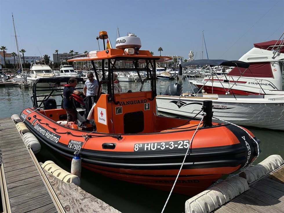 Archivo - La embarcación LS Aguazul, entregada por Salvamento Marítimo a la base de Salvamento de Cruz Roja en Isla Cristina (Huelva).