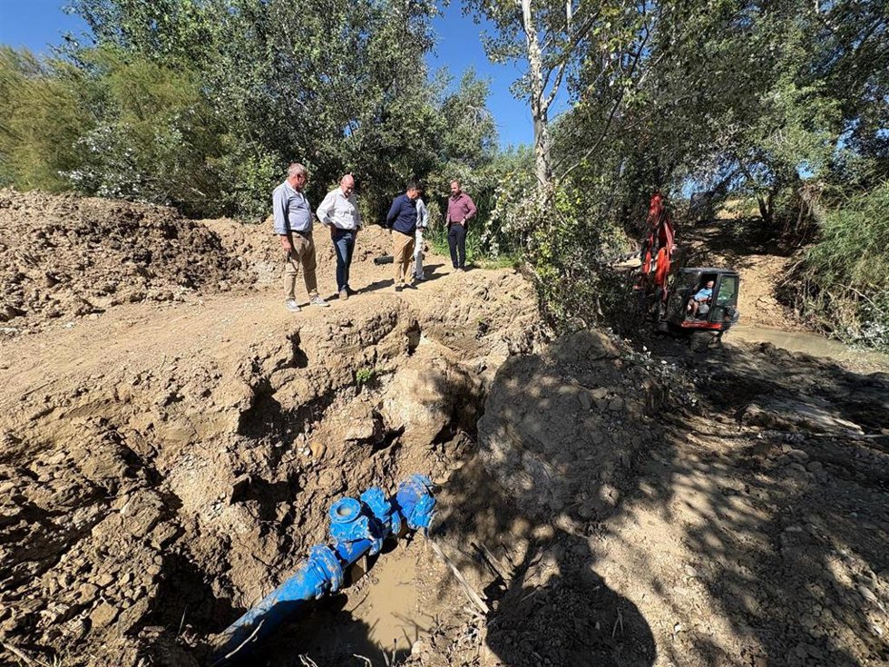 Obras de emergencia para reponer la tubería.