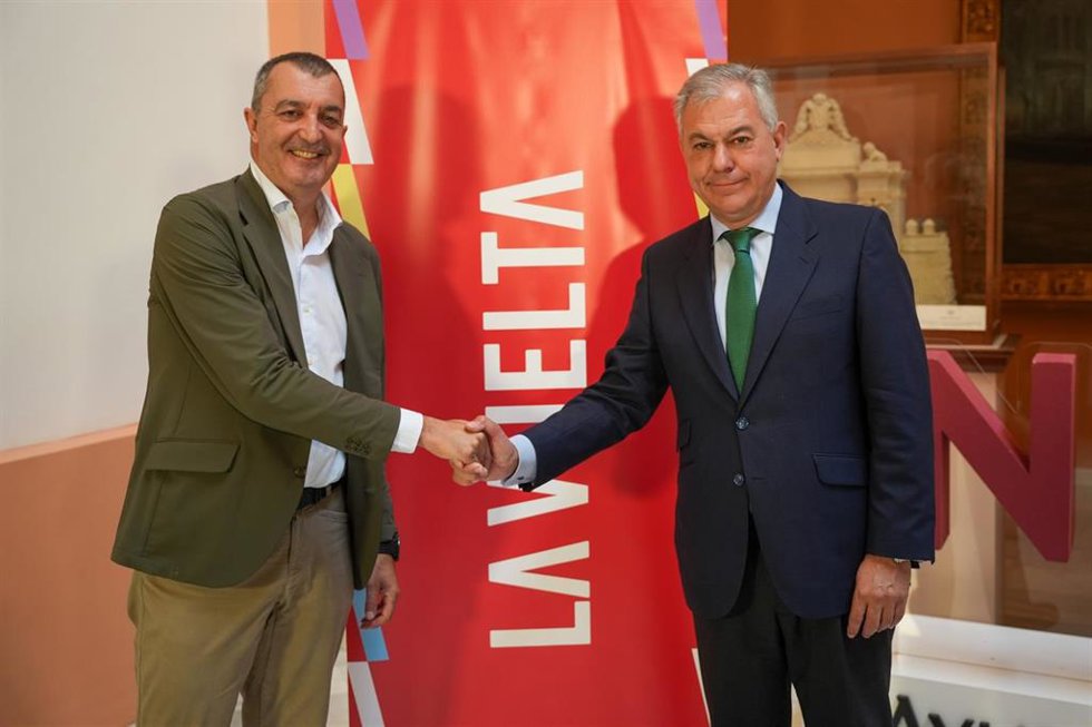 El responsable de La Vuelta y el alcalde de Sevilla, en la presentación de la meta de la 17ª etapa, en un acto en el Consistorio