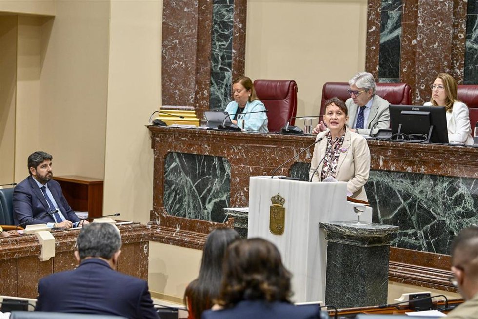 La portavoz del Grupo Parlamentario Mixto, y diputada de Podemos María Marín, durante su intervención en el Debate sobre el Estado de la Región