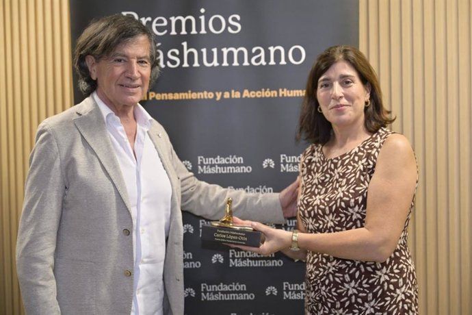 Carlos López-Otín, Ganador del Premio Pensamiento Humanista 2026 y Beatriz Sánchez Guitián, directora general de Fundación Máshumano.