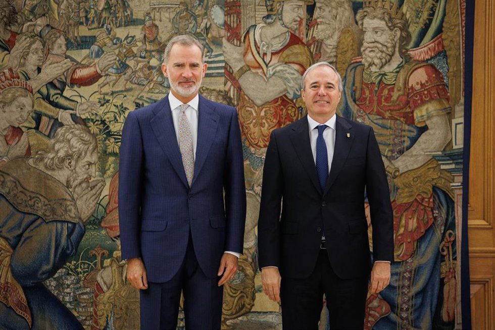 Archivo - El Rey Felipe VI (i) y el presidente de Aragón, Jorge Azcón (d), posan en una audiencia en el Palacio de la Zarzuela, a 20 de septiembre de 2023, en Madrid (España).