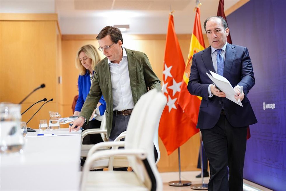 Archivo - El delegado de Urbanismo, Medio Ambiente y Movilidad, Borja Carabante, junto al alcalde de Madrid, José Luis Martínez-Almeida, y la vicealcaldesa, Inma Sanz, en rueda de prensa