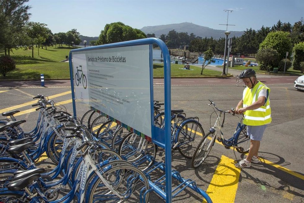 Archivo - El servicio municipal de préstamo de bicicletas de Punta Parayas abre hoy una nueva temporada