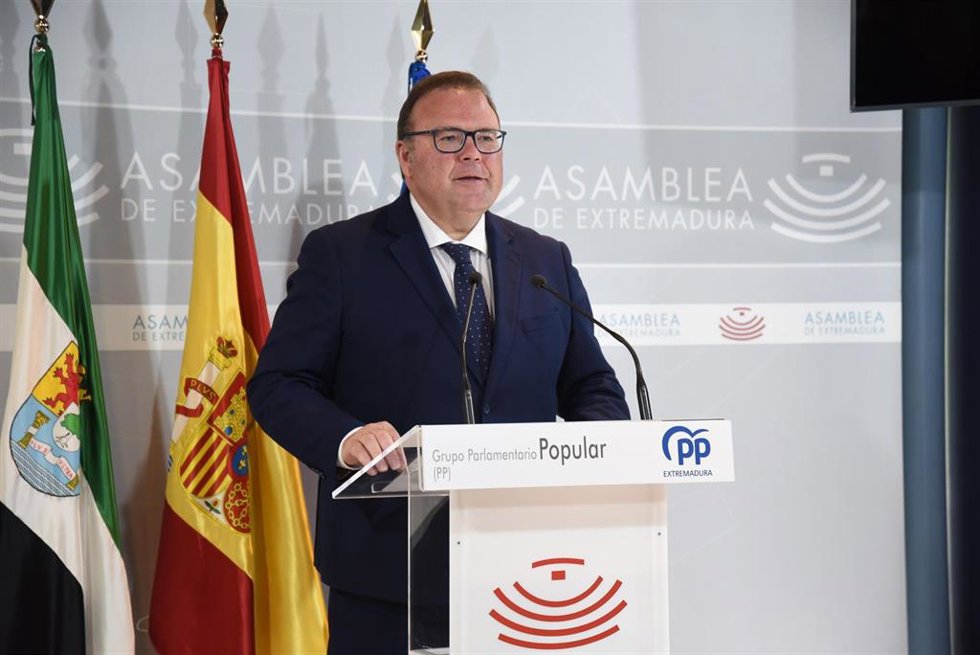 El diputado del Grupo Parlamentario Popular en la Asamblea Hipólito Pacheco comparece en rueda de prensa