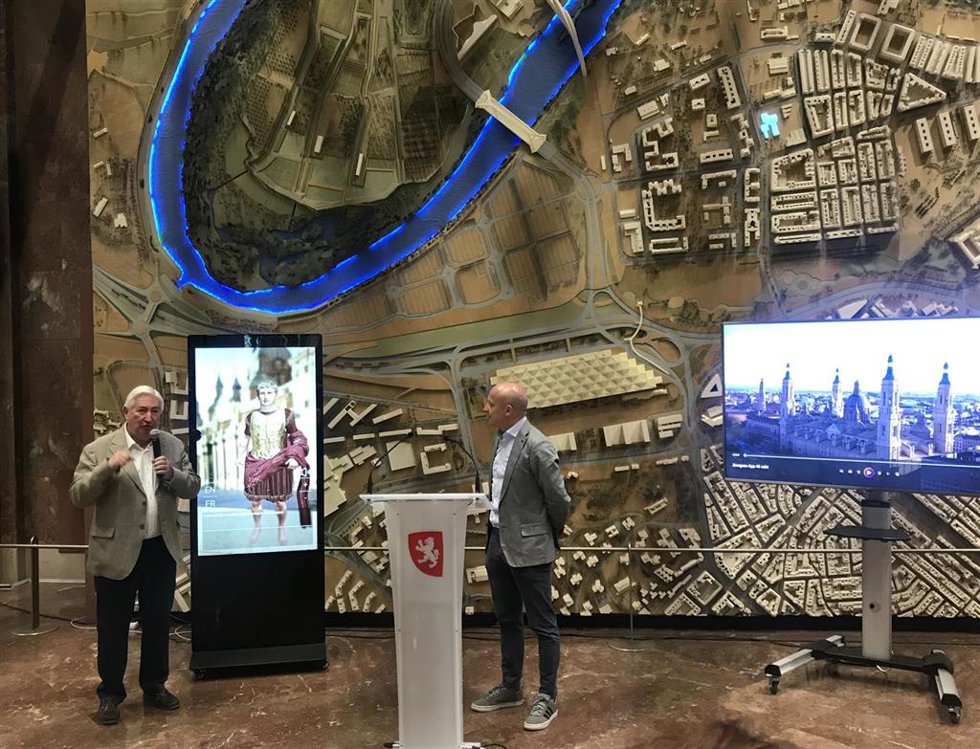 El consejero municipal de Economía, Transformación Digital y Transparencia, Carlos Gimeno; junto al concejal delegado de Transformación Digital, Miguel Ángel García Muro, presentan ZaragozaApp