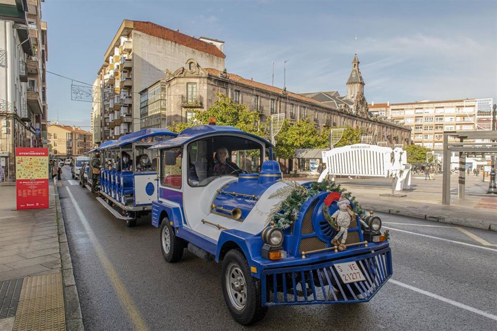 Archivo - Tren turístico en Torrelavega