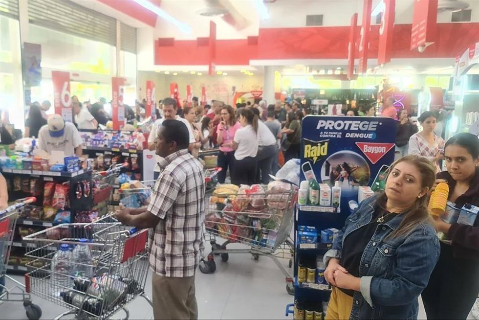 Imagen de archivo de largas colas en los supermercados de Venezuela tras el terremoto.