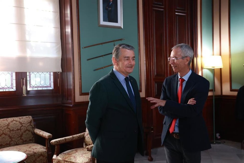 Reunión entre el consejero de Sanidad en funciones (i) con el alcalde de Utrera en el Consistorio