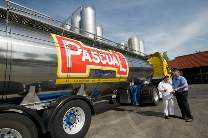 Archivo - Un camió de Leche Pascual