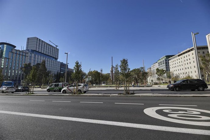 Archivo - Varios coches pasan por delante de la nueva Plaza de España, que se prepara para reabrir y mostrar su nueva imagen, a 8 de noviembre de 2021, en Madrid, (España). El Ayuntamiento de Madrid abrirá al público la nueva Plaza de España el próximo lu