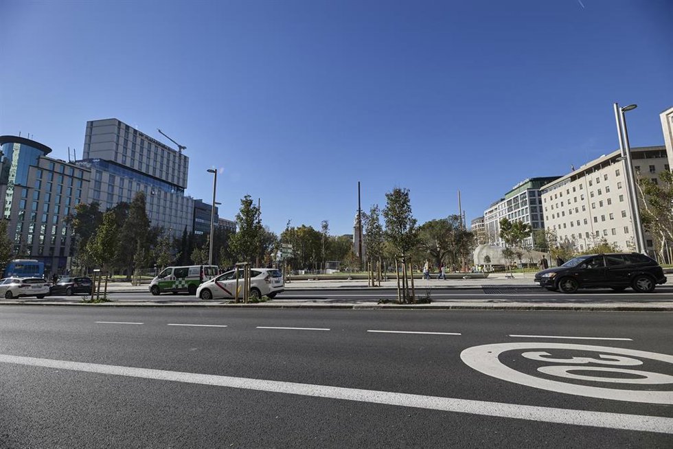 Archivo - Varios coches pasan por delante de la nueva Plaza de España, que se prepara para reabrir y mostrar su nueva imagen, a 8 de noviembre de 2021, en Madrid, (España). El Ayuntamiento de Madrid abrirá al público la nueva Plaza de España el próximo lu