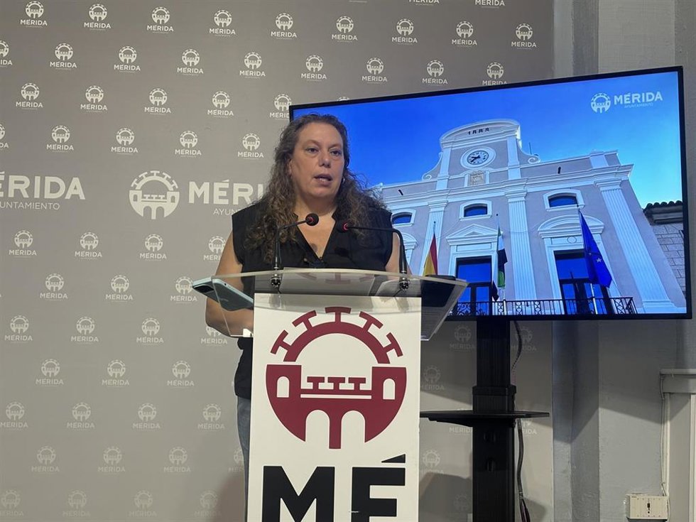La alcaldesa en funciones de Mérida, Carmen Yáñez, ofrece una rueda de prensa