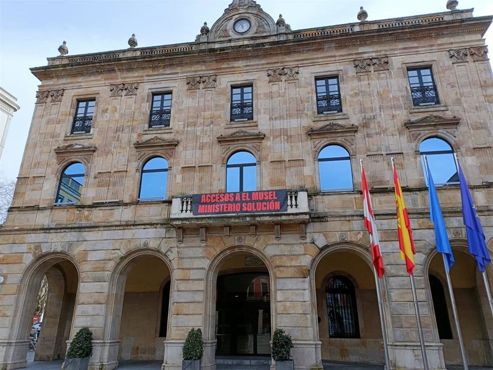 Archivo - Cartel en defensa de la alternativa a los accesos a El Musel colgado del Balcón Municipal de la Casa Consistorial de Gijón. (Archivo)