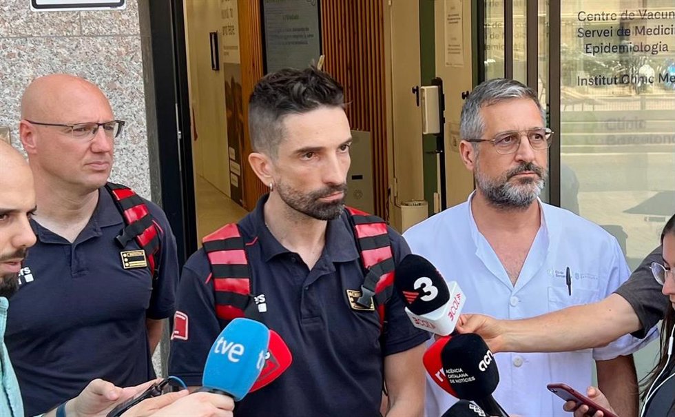 El inspector de los Bombers de la Generalitat jefe de la expedición del cuerpo a Venezuela, Oriol Corbella, y el jefe del Servicio de Salud Internacional del Hospital Clínic, José Muñoz.