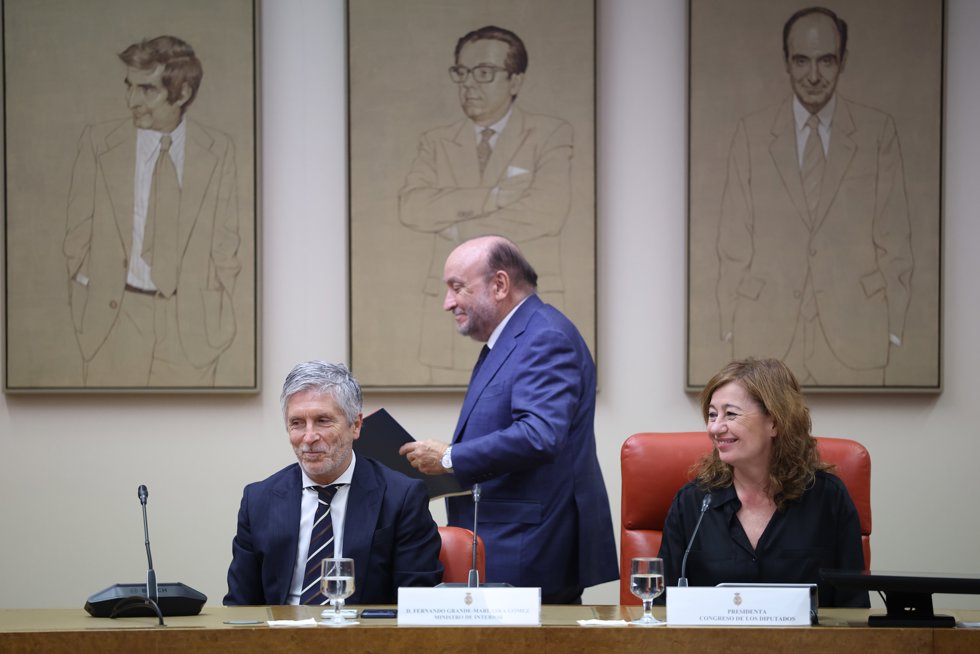 El ministro del Interior, Fernando Grande-Marlaska (i), y la presidenta del Congreso, Francina Armengol (d), el presidente de la Fundación de Víctimas del Terrorismo, Juan Francisco Benito Valenciano (c), durante la celebración del acto institucional en 