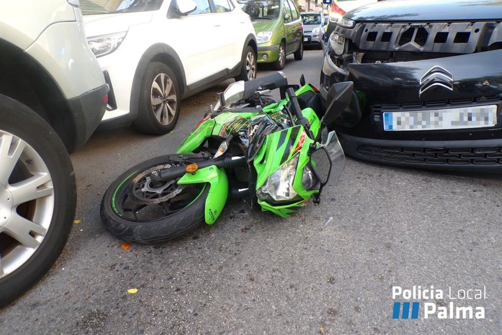 Un motorista choca contra un coche tras ser embestido por otro en el Coll d'en Rabassa