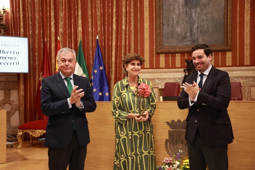 María San Gil recoge el Premio Jiménez Becerril, en presencia del alcalde, en el Salón Colón del Ayuntamiento de Sevilla