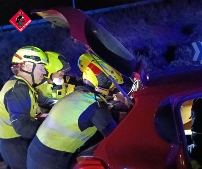 Bombers treballant en el lloc de l'accident