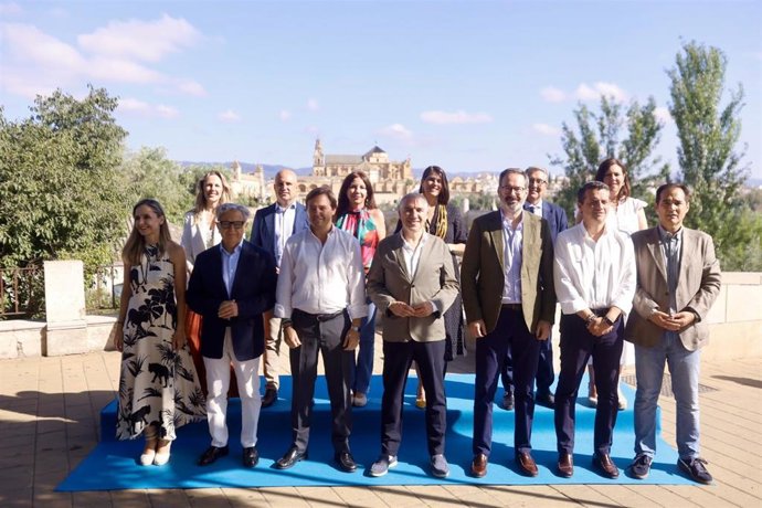 El vicesecretario de Política Autonómica y Municipal y Análisis Electoral del PP, Elías Bendodo y el secretario general del PP-A, Antonio Repullo, en el II Foro de Diputaciones, Cabildos y Consells, este viernes en Córdoba