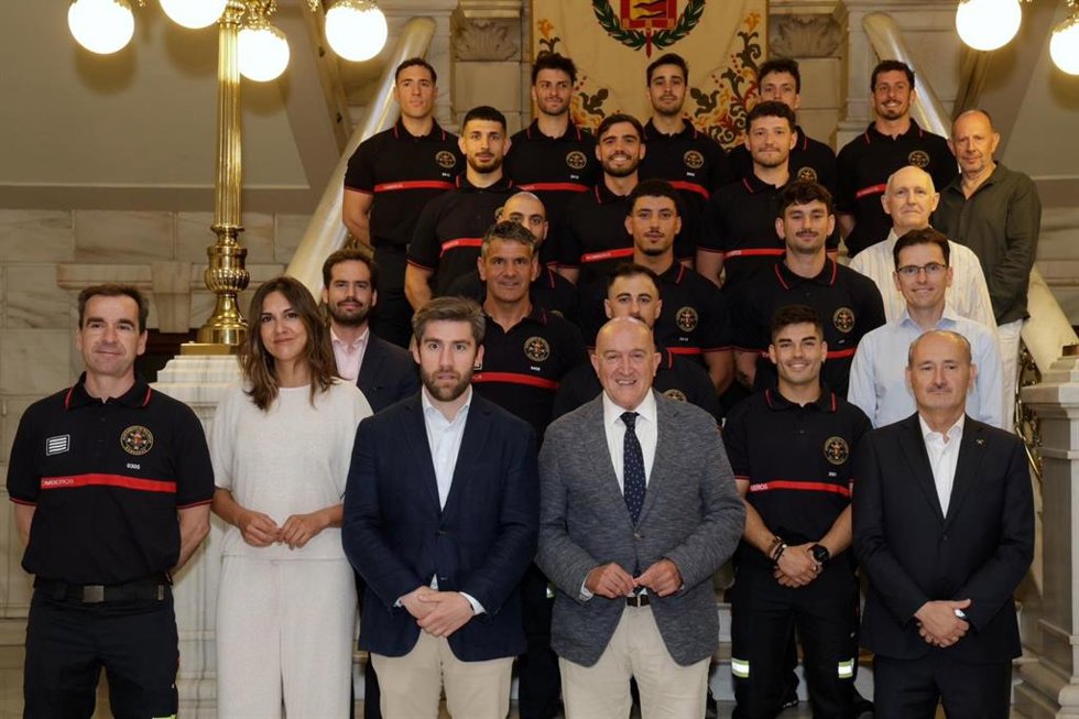 Miembros del equipo de Gobierno del Ayuntamiento de Valladolid junto a los trece bomberos que se incorporan al Servicio de Extinción de Incendios, Salvamento y Protección Civil de Valladolid.