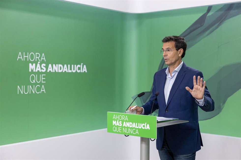 El portavoz del PSOE-A, Francisco Cuenca, en rueda de prensa.