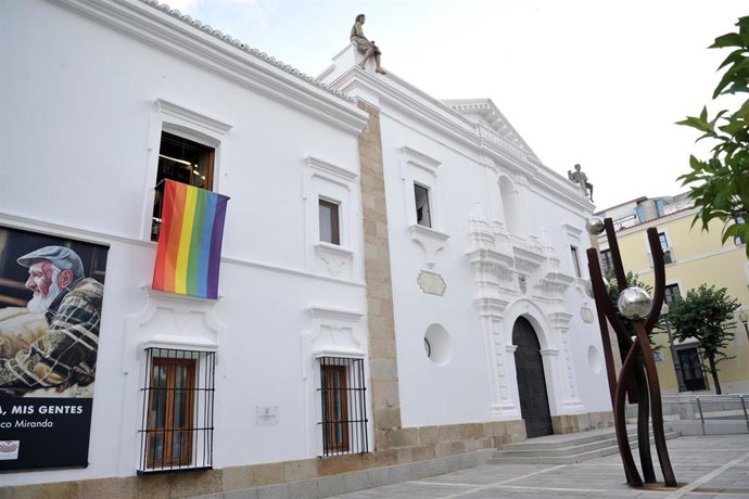 Bandera arcoíris en la fachada de la Asamblea de Extremadura.