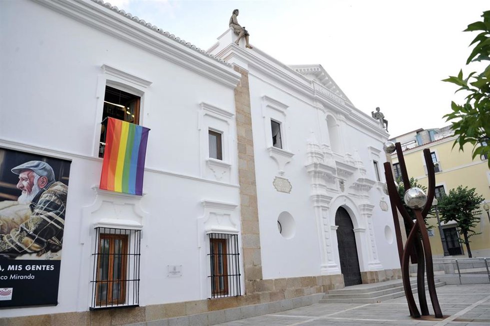 Bandera arcoíris en la fachada de la Asamblea de Extremadura.