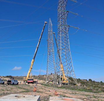 Red Eléctrica repotencia la línea Aragón-Escatrón de 400 kV para aumentar la capacidad de transporte entre las provincias de Teruel y Zaragoza.