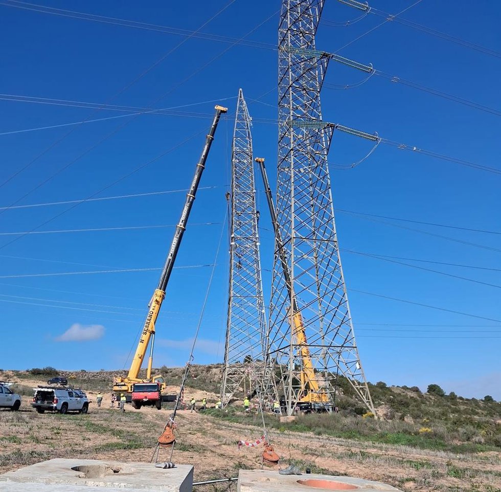 Red Eléctrica repotencia la línea Aragón-Escatrón de 400 kV para aumentar la capacidad de transporte entre las provincias de Teruel y Zaragoza.