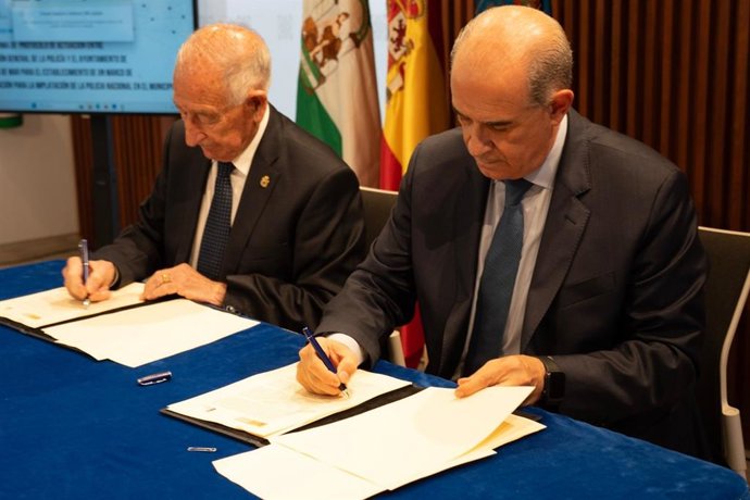 El alcalde de Roquetas de Mar (Almería), Gabriel Amat, y el directo general de la Policía Nacional, Francisco Pardo Piqueras, firman el protocolo para implantar la Policía Nacional en el municipio.