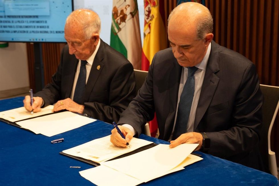 El alcalde de Roquetas de Mar (Almería), Gabriel Amat, y el directo general de la Policía Nacional, Francisco Pardo Piqueras, firman el protocolo para implantar la Policía Nacional en el municipio.