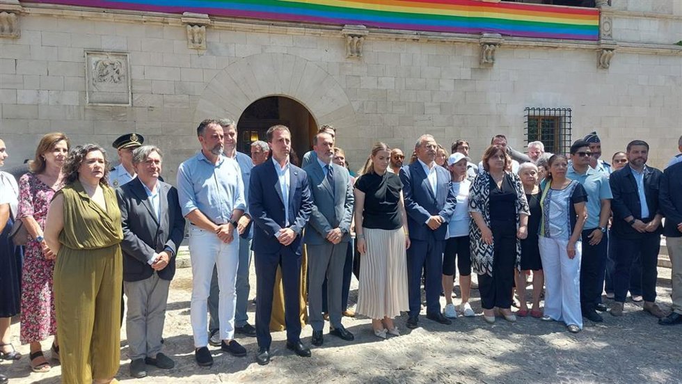 Representantes de la comunidad venezolana en Baleares, las instituciones y los cuerpos y fuerzas de seguridad del Estado en el minuto de silencio por el terremoto en Venezuela.