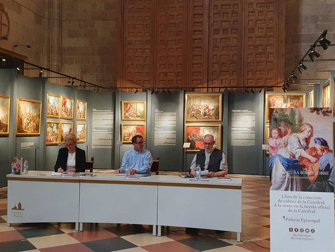 La autora, Sirga de la Pisa; el deán Rafael de Arcos, y el canónigo de sala, José Antonio Velasco.