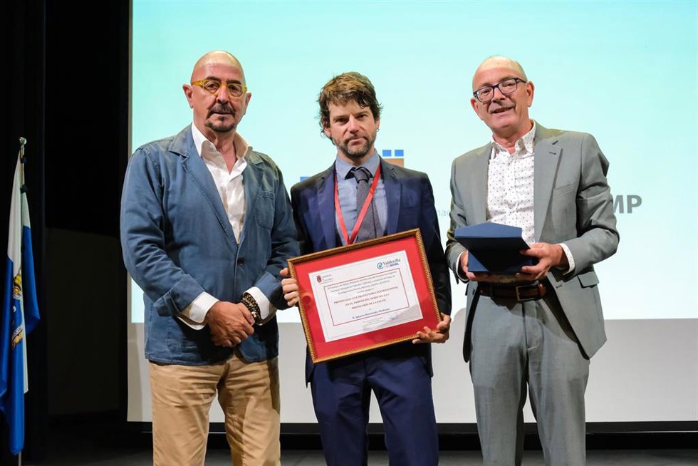 El Consejero De Salud, César Pascual, Entrega El Premio A La Trayectoria En La Protección Jurídica De La Salud A Ignacio Hernández Medrano.