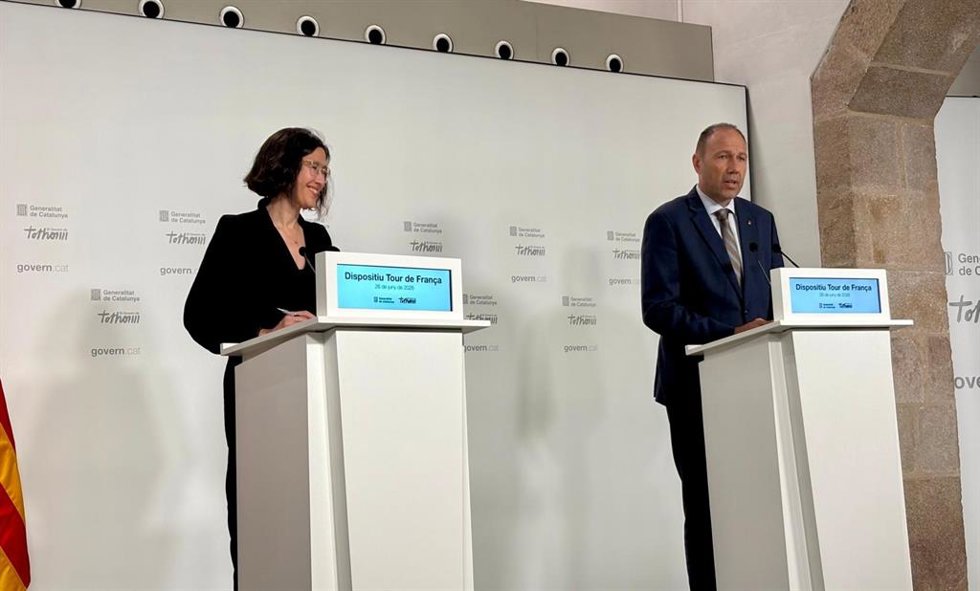 La consellera de Interior y Seguridad Pública, Núria Parlon, y el conseller de Deportes, Berni Álvarez, durante la rueda de prensa sobre el Tour de Francia 2026 en Catalunya