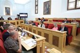 Foto: La mayoría de PP y Vox en el Ayuntamiento de Toledo tumba la moción de PSOE e IU en apoyo al colectivo LGTBI+