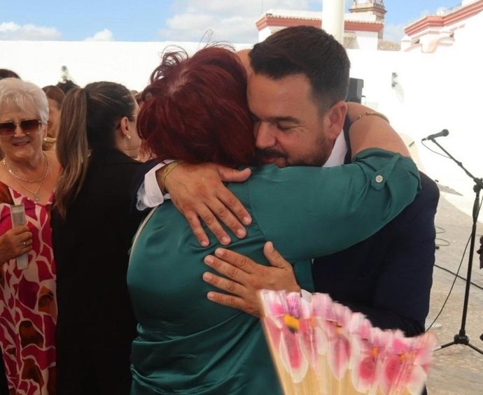 El alcalde de Gines (Sevilla) abraza a su madre tras el archivo de la causa de 'La Pará'.