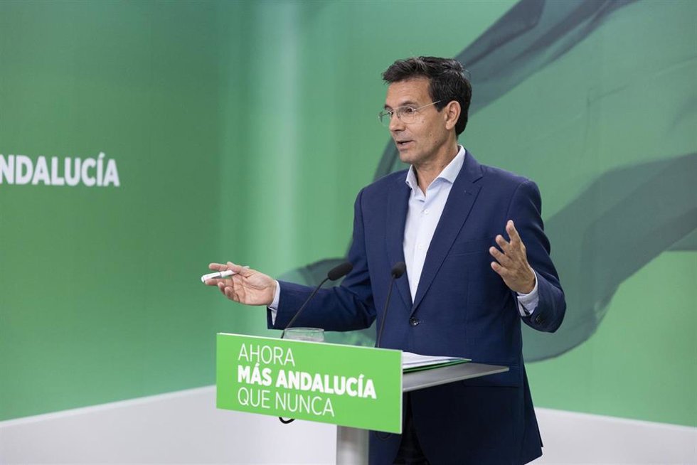 El portavoz del PSOE-A, Francisco Cuenca, en rueda de prensa.