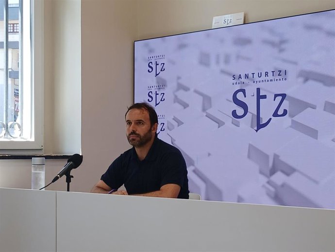 El concejal de Seguridad de Santurtzi, Imanol Urrutxua, en rueda de prensa.