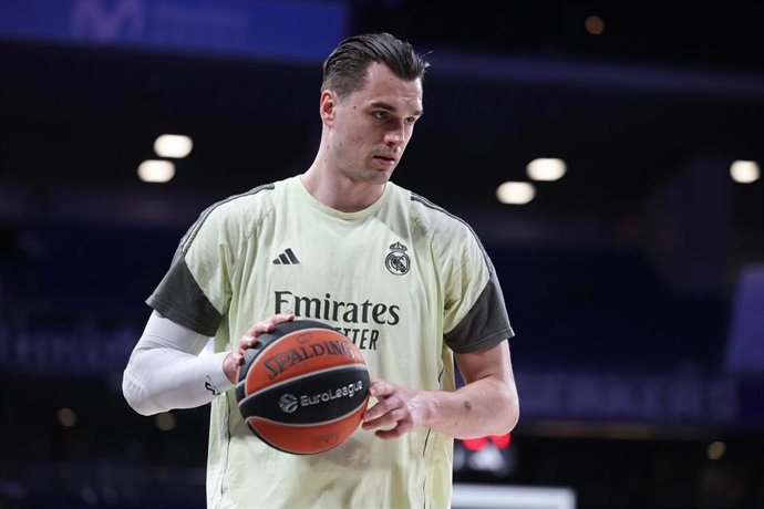 Archivo - Mario Hezonja, en un calentamiento del Real Madrid antes de jugar ante el Hapoel Tel Aviv en Euroliga.