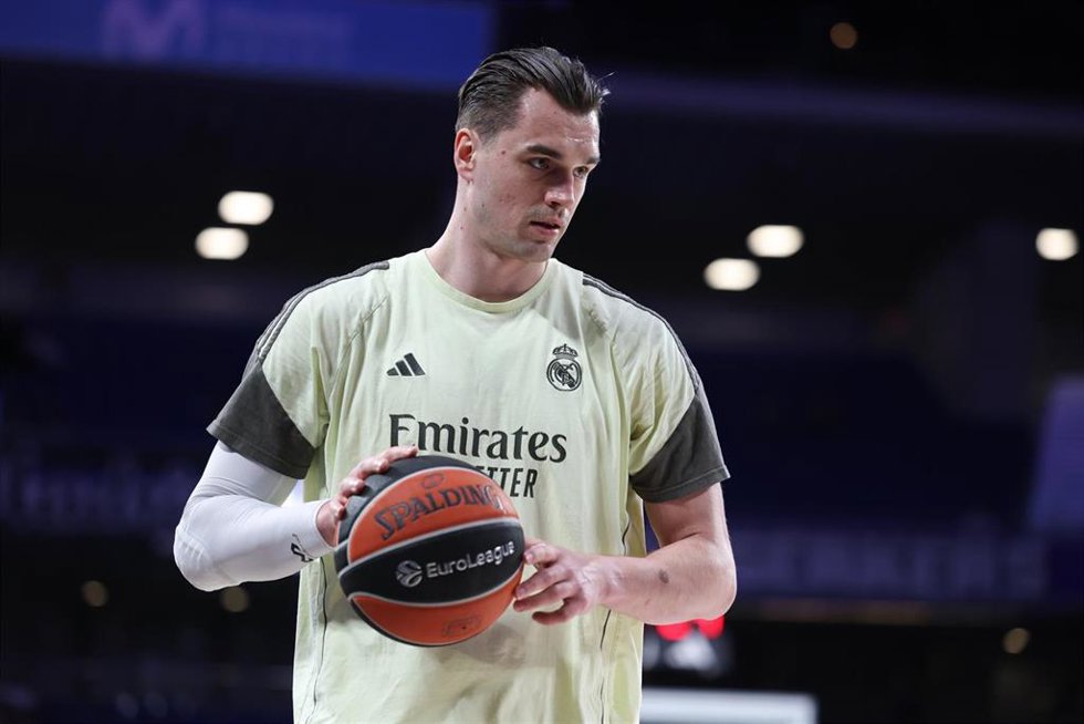 Archivo - Mario Hezonja, en un calentamiento del Real Madrid antes de jugar ante el Hapoel Tel Aviv en Euroliga.