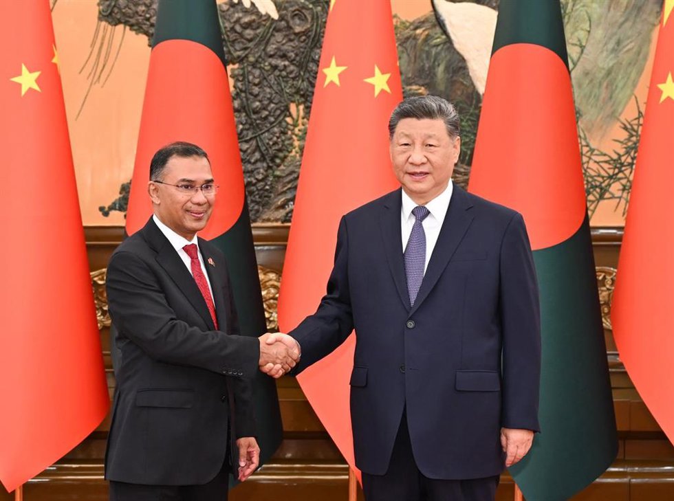 El presidente chino, Xi Jinping, junto al primer ministro de Bangladesh, Tarique Rahman.