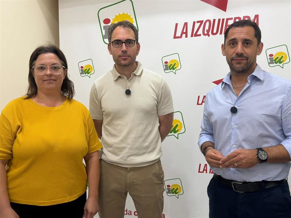 Toni Valero (centro), entre Carmen Quintero y Sebastián Pérez, en Córdoba.