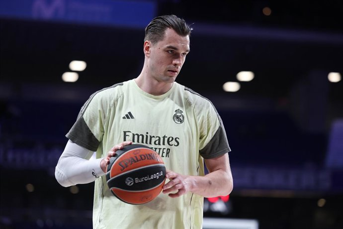Archivo - Arquivo - Mario Hezonja, do Real Madrid, observa durante a partida 2 das eliminatórias da EuroLiga da Turkish Airlines 2025/26 entre o Real Madrid e o Hapoel IBI Tel Aviv, na Movistar Arena, em 1º de maio de 2026, em Madri, Espanha.
