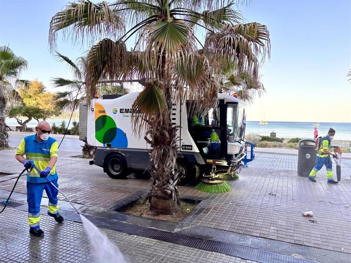 Trabajadores de Emaya hacen tareas de limpieza en Playa de Palma.
