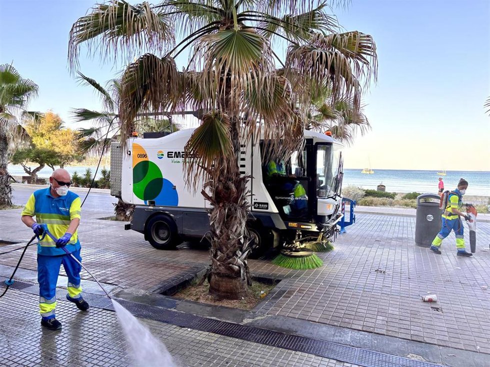 Trabajadores de Emaya hacen tareas de limpieza en Playa de Palma.