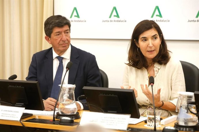 La consejera de Empleo, Empresa y Trabajo Autónomo en funciones, Rocío Blanco, junto al presidente del Consejo Económico y Social de Andalucía (CES), Juan Marín.
